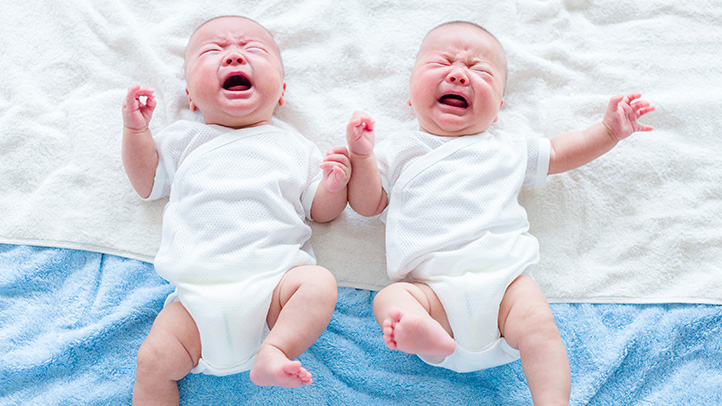 Que faire lorsque vos bébés jumeaux pleurent en même temps