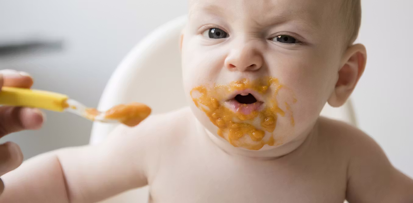 Vous craignez de nourrir votre bébé avec des aliments solides ? Voici ce que vous devez savoir