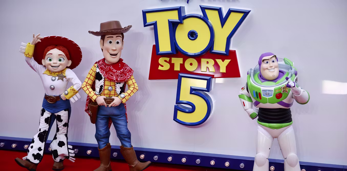 Toy Story 5 oppose les jouets traditionnels à une tablette. Dans la vraie vie, les familles peuvent combiner les deux
