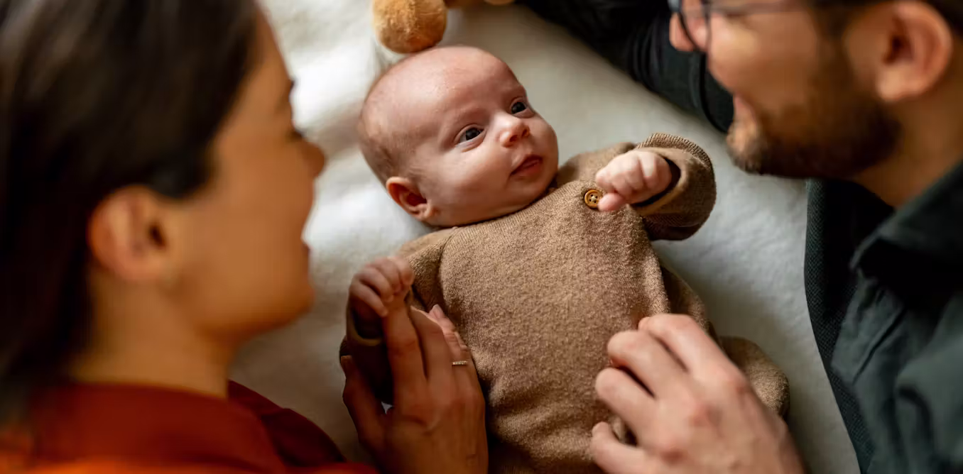 Le chevauchement du congé parental est une bonne idée – nous avons simplement besoin que davantage de pères le prennent