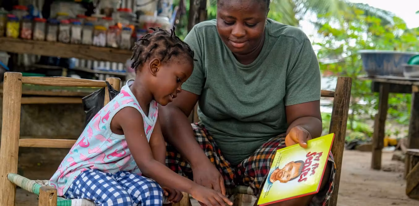 Qu’est-ce qui aide les jeunes enfants à apprendre ? Adultes qui s’intéressent à leurs devoirs et à la lecture