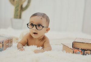 Vision de bébé : à quel moment consulter pour la contrôler ?