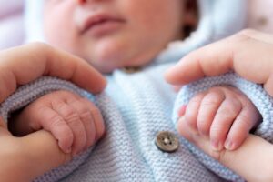 Mutuelle en ligne pour les familles : comment bien choisir sa couverture santé avant l’arrivée de bébé ?