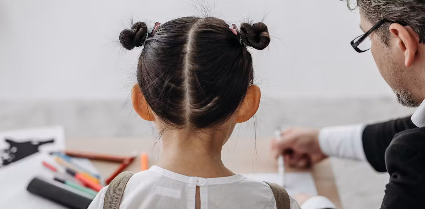 Dire à un jeune enfant qu’il est « intelligent » semble être une bonne idée. Une nouvelle recherche montre comment cela pourrait les encourager à tricher
