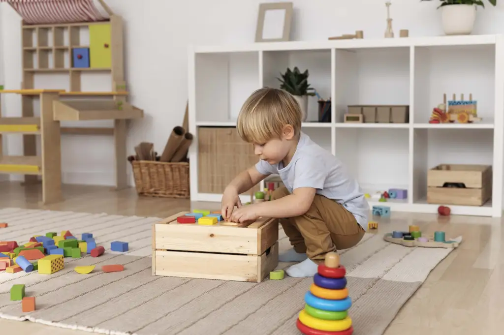 enfant-jouant-avec-des-jouets-full-shot