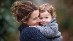Une phrase pour te regarder comme une mère avec plus d'affection