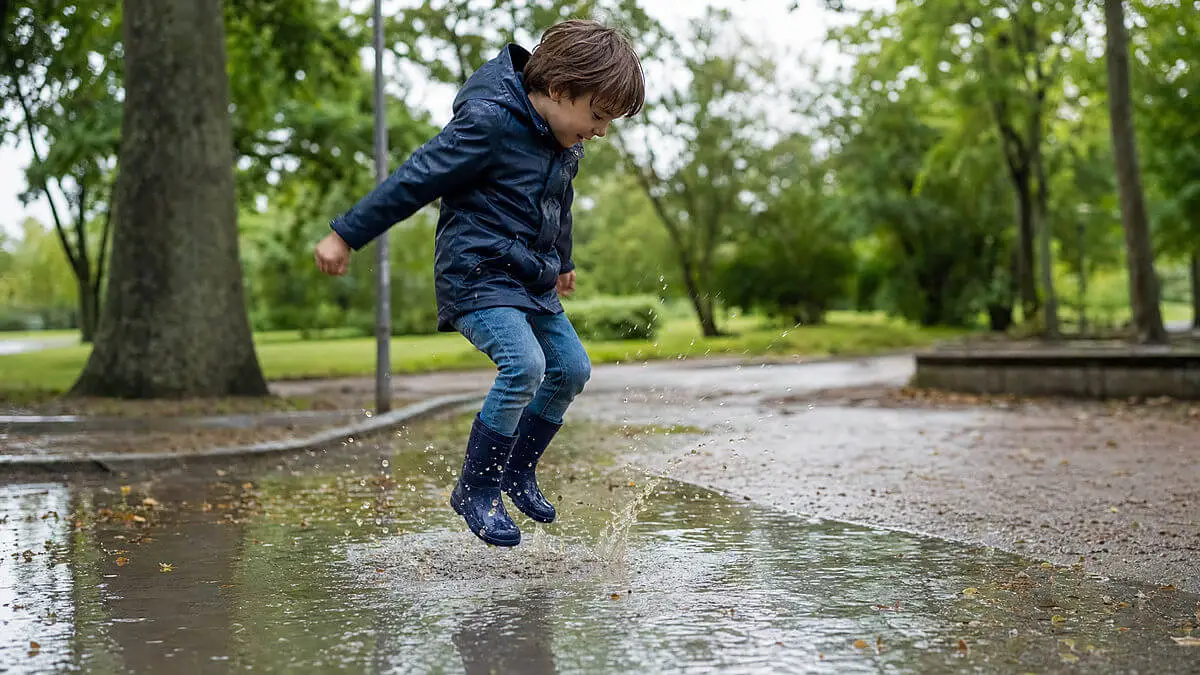 La pluie transforme une promenade quotidienne en une petite aventure à vivre en famille