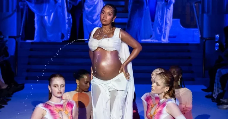 « Je me sens identifiée » : le soutien-gorge qui tire du lait de la Fashion Week de Londres et laisse les réseaux sous le choc