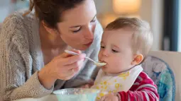 Pourquoi devriez-vous arrêter de souffler sur la nourriture de votre bébé pour la refroidir