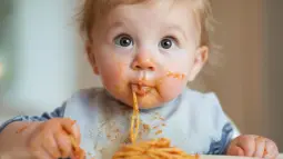Laissez votre enfant tacher en mangeant, il apprend.