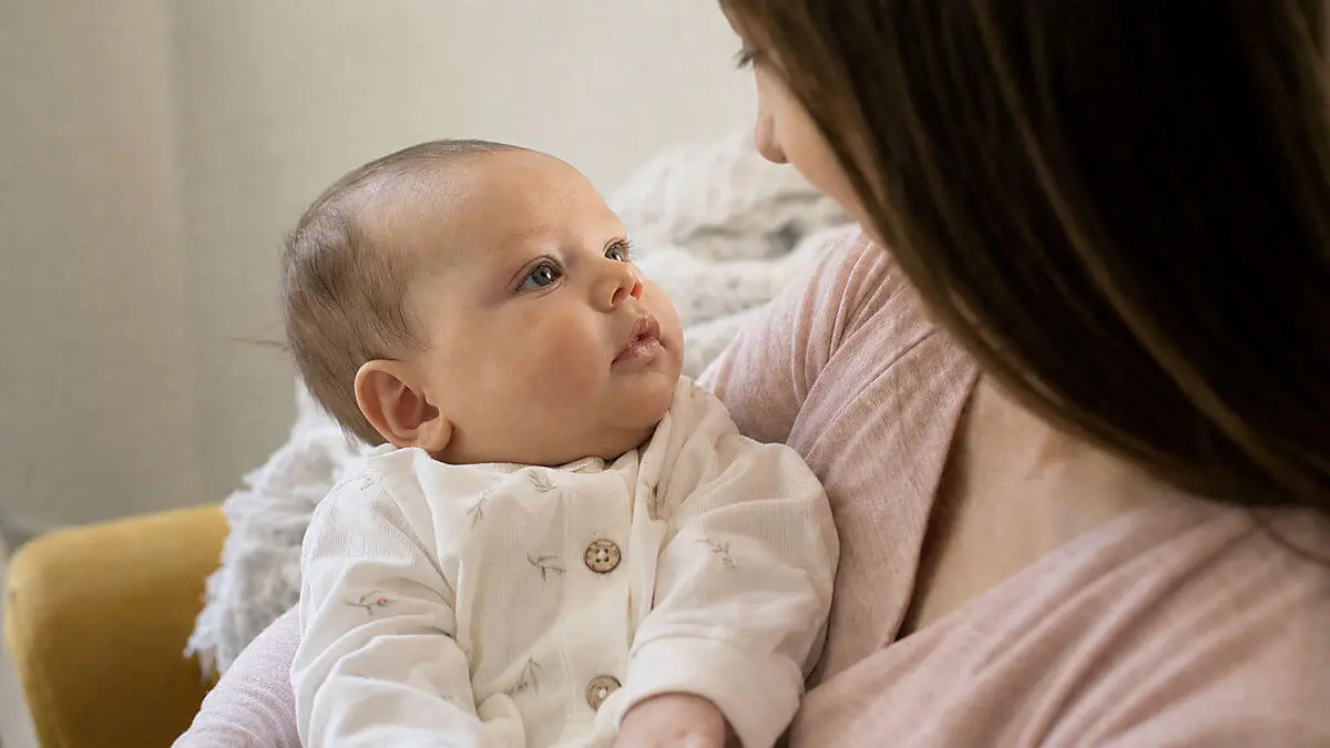 Pendant que vous dansez dans vos bras avec votre bébé, adaptez toujours les mouvements à son âge et à son développement.