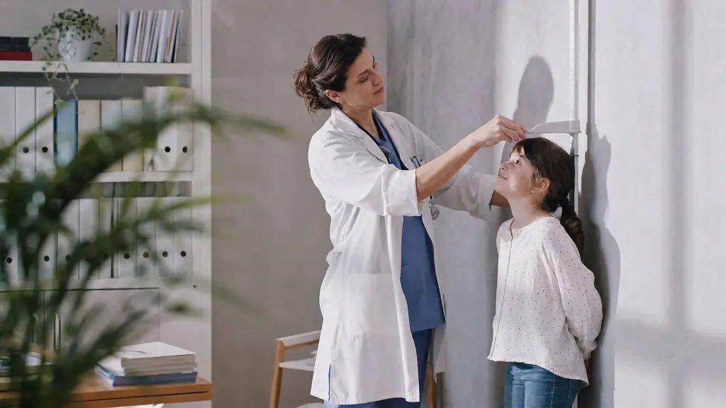 La génétique explique une part importante de la variabilité de la taille, donc la taille des parents compte aussi.