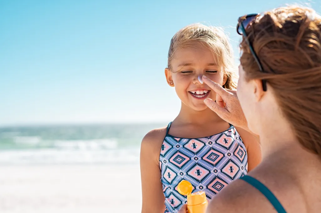 Comment protéger la peau des enfants du soleil sans drame cet été (et avec des formules confortables au quotidien)