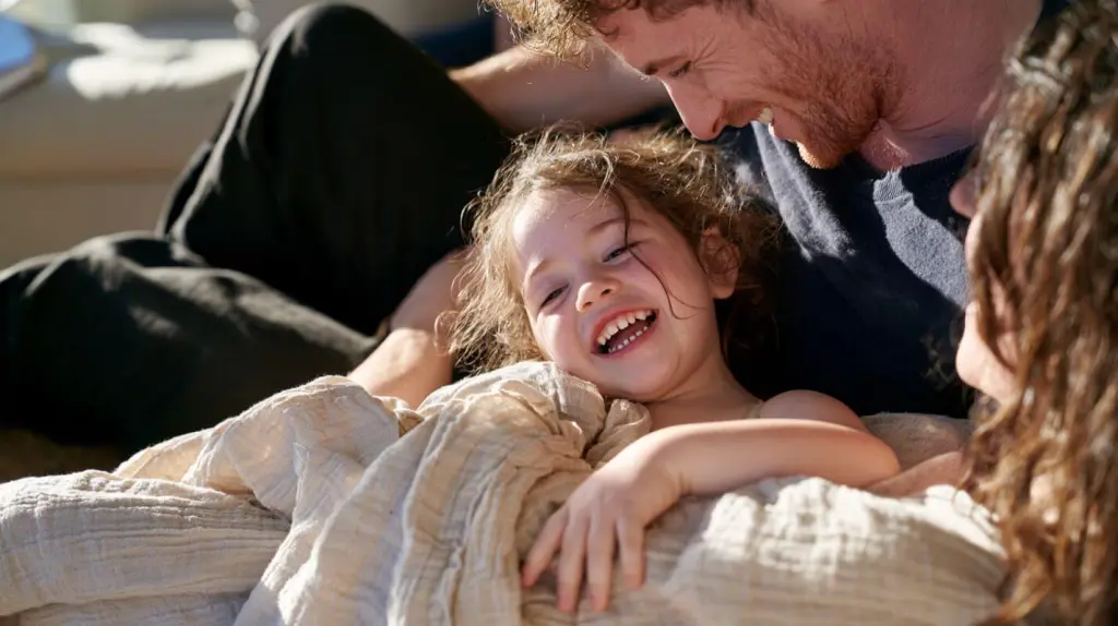 Petite fille avec ses parents