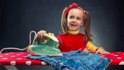 Petite fille divertie avec un jeu symbolique