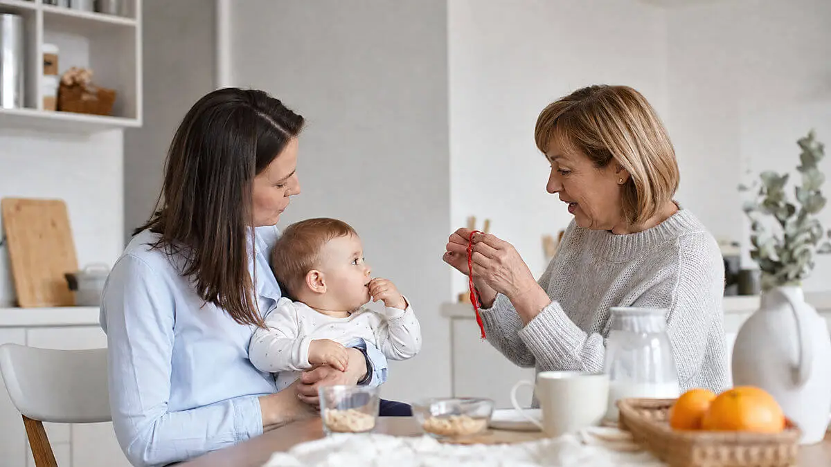 Image éditoriale de l'article « Mythes parentaux : conseils populaires de grands-mères sans fondement scientifique ». Devrait illustrer