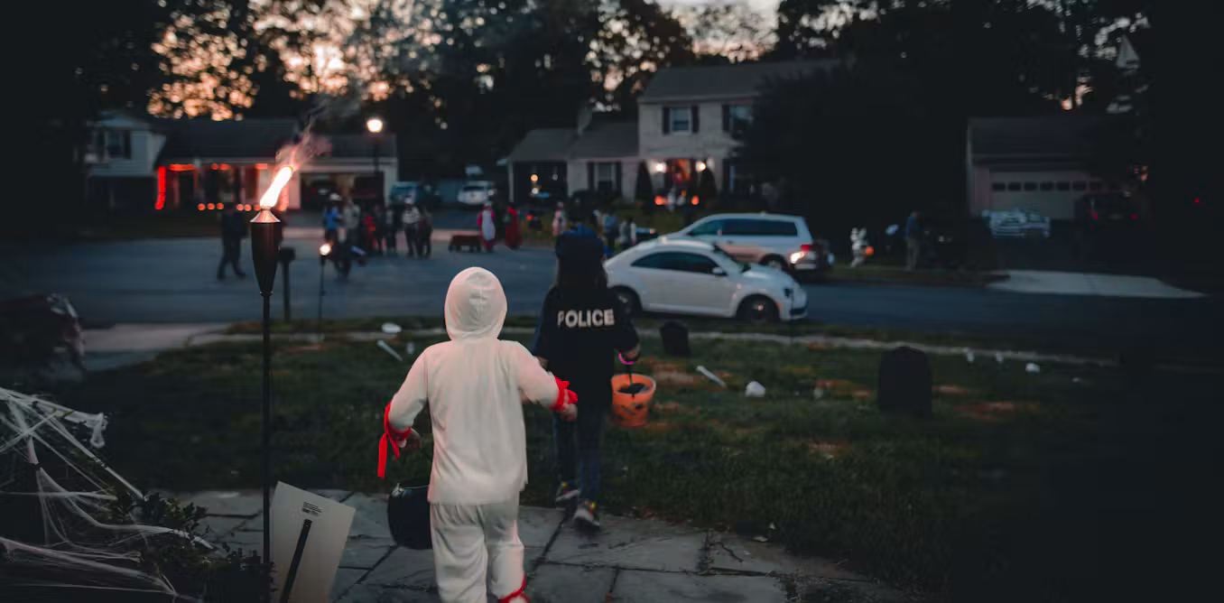 Frapper à la porte d'étrangers ? Comment aider vos enfants à passer un Halloween en toute sécurité