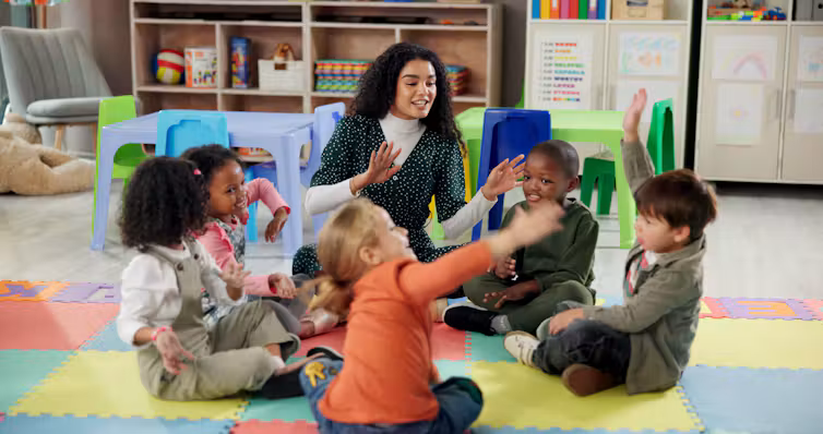 Enfants et enseignante à la crèche