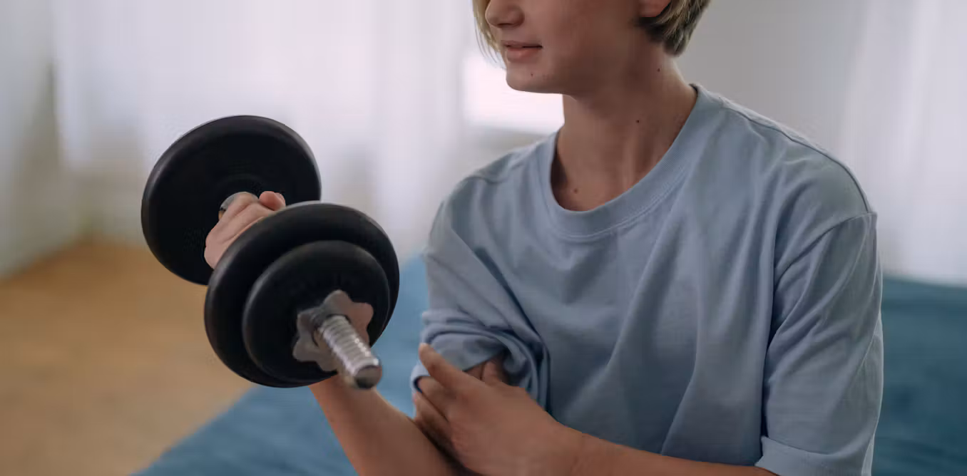 Mon fils va beaucoup à la salle de sport. Comment puis-je savoir si c’est sain ou si c’est un signe que quelque chose ne va pas ?